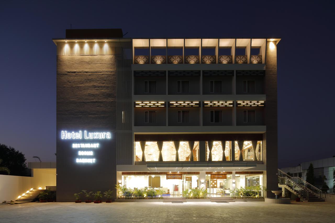 Hotel Luxura Godhra Extérieur photo