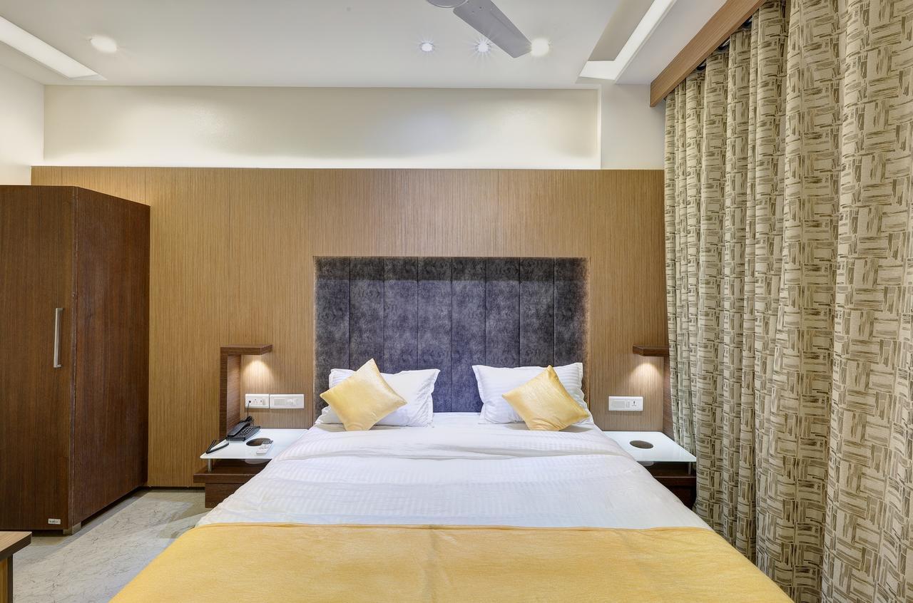 Hotel Luxura Godhra Extérieur photo