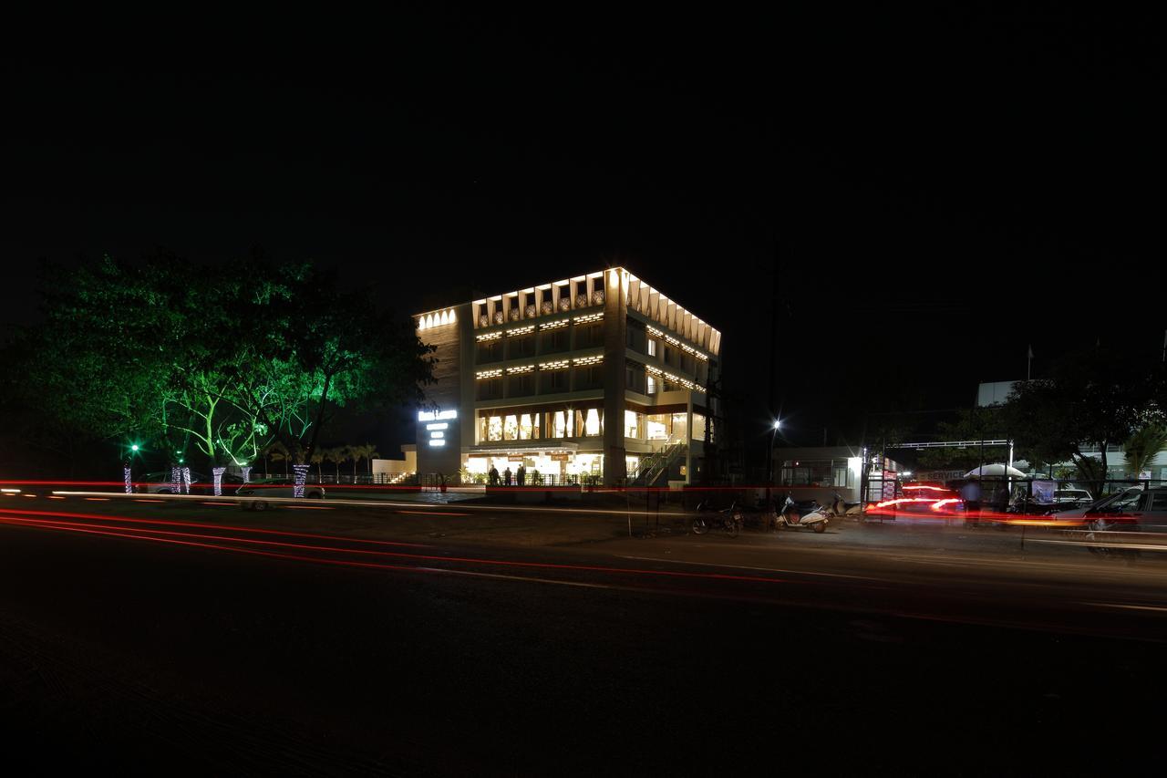 Hotel Luxura Godhra Extérieur photo