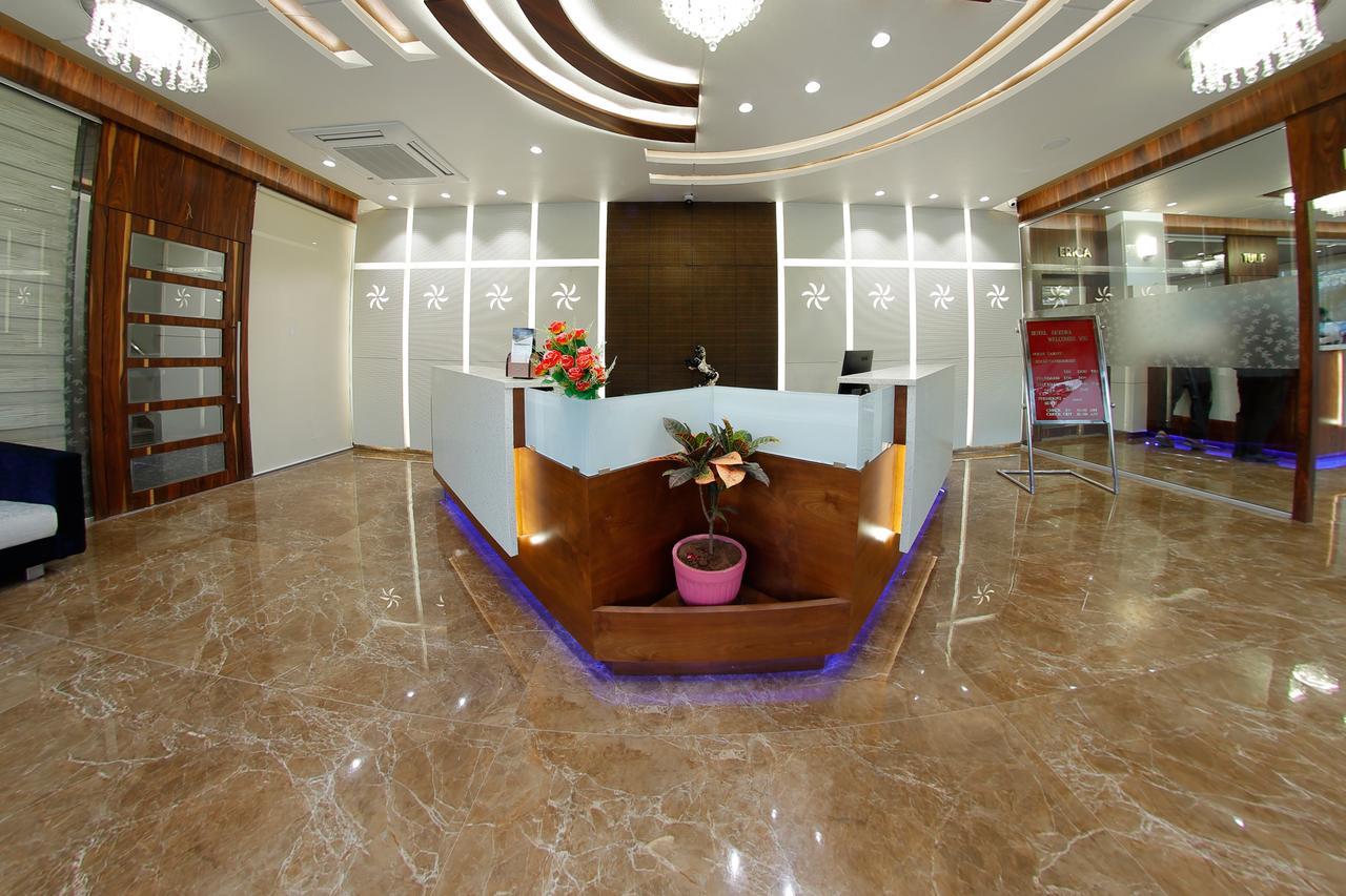 Hotel Luxura Godhra Extérieur photo