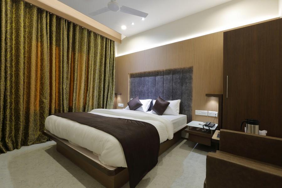 Hotel Luxura Godhra Extérieur photo