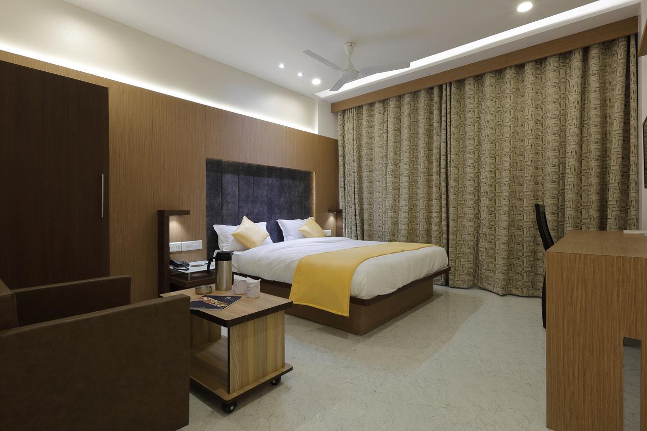 Hotel Luxura Godhra Extérieur photo