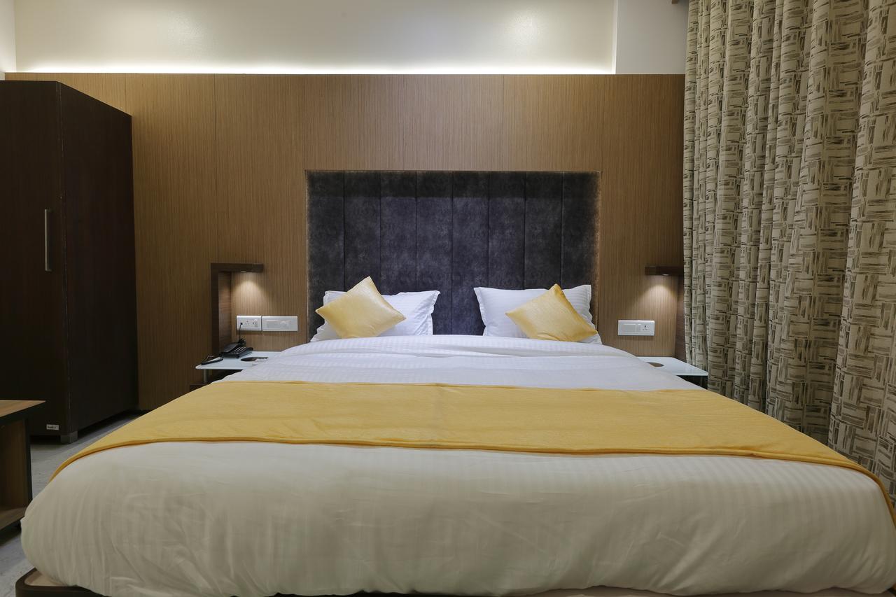 Hotel Luxura Godhra Extérieur photo