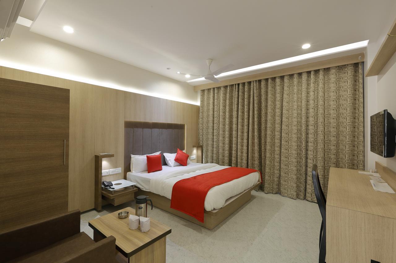Hotel Luxura Godhra Extérieur photo