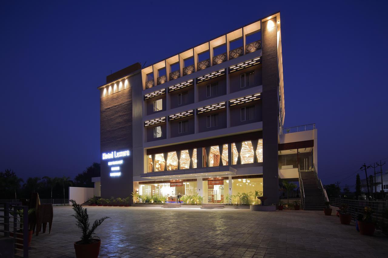 Hotel Luxura Godhra Extérieur photo