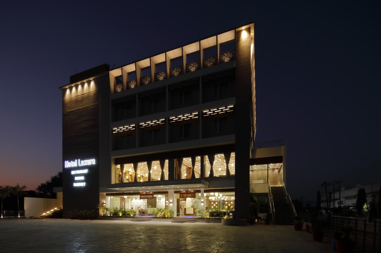 Hotel Luxura Godhra Extérieur photo