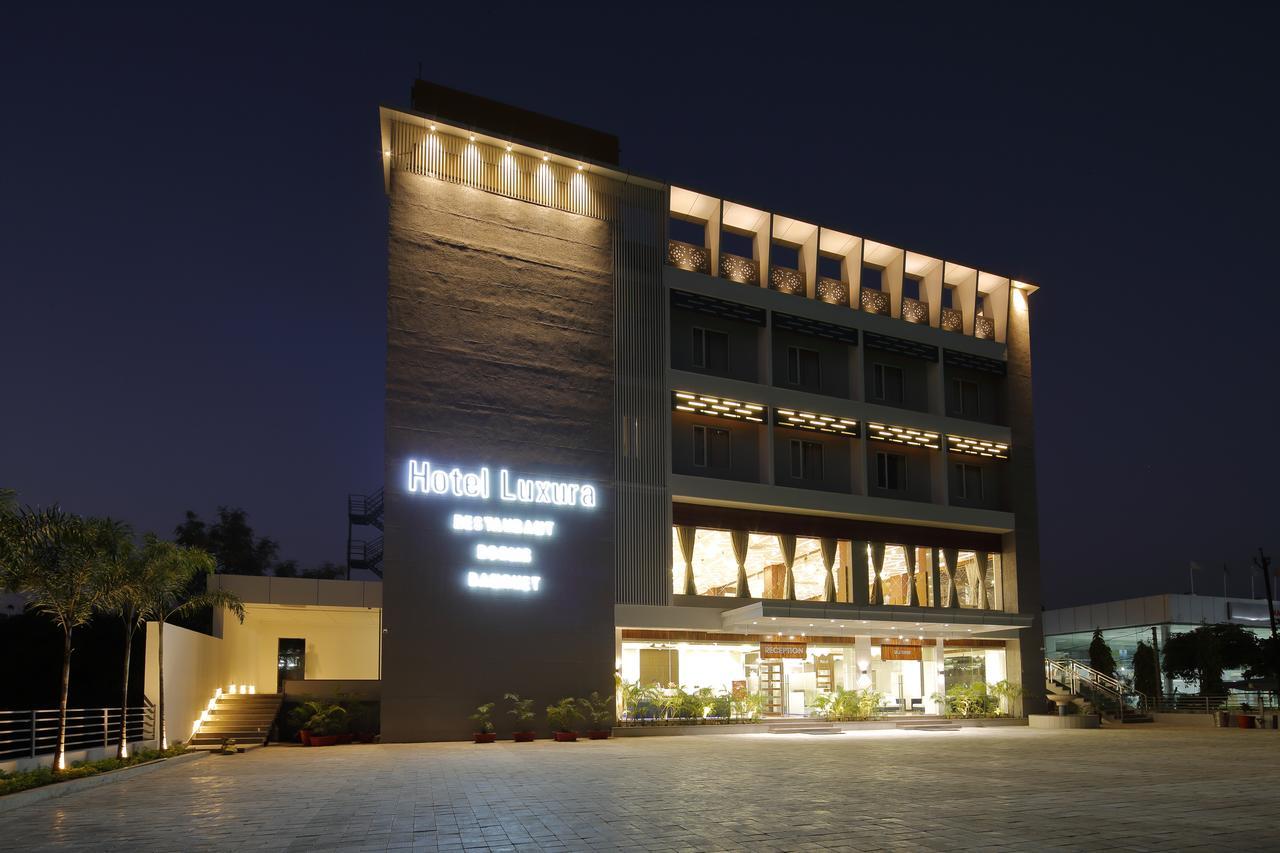 Hotel Luxura Godhra Extérieur photo