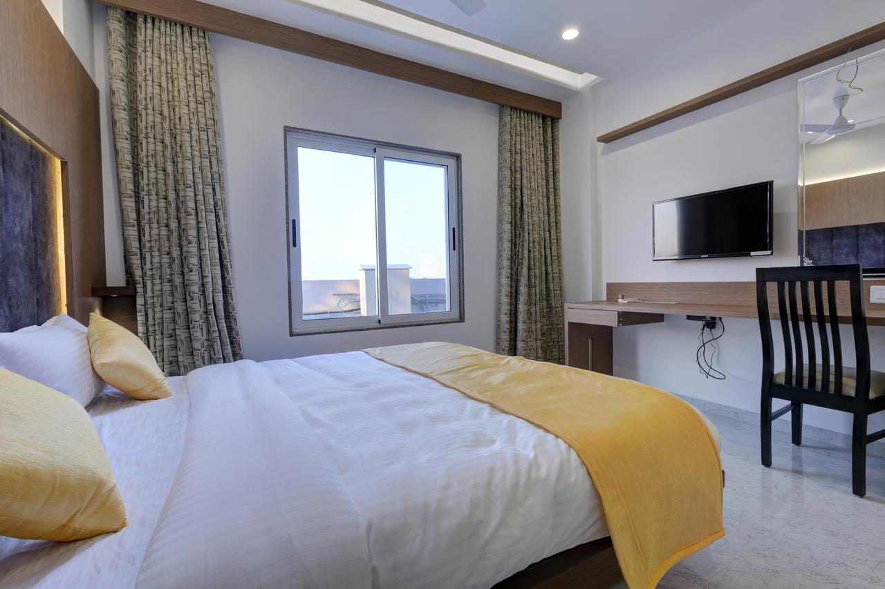 Hotel Luxura Godhra Extérieur photo