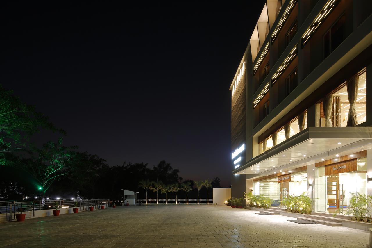 Hotel Luxura Godhra Extérieur photo