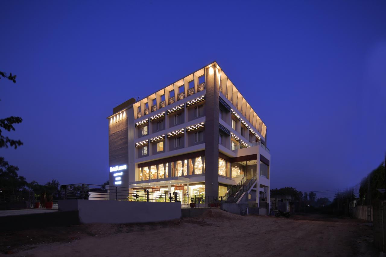 Hotel Luxura Godhra Extérieur photo
