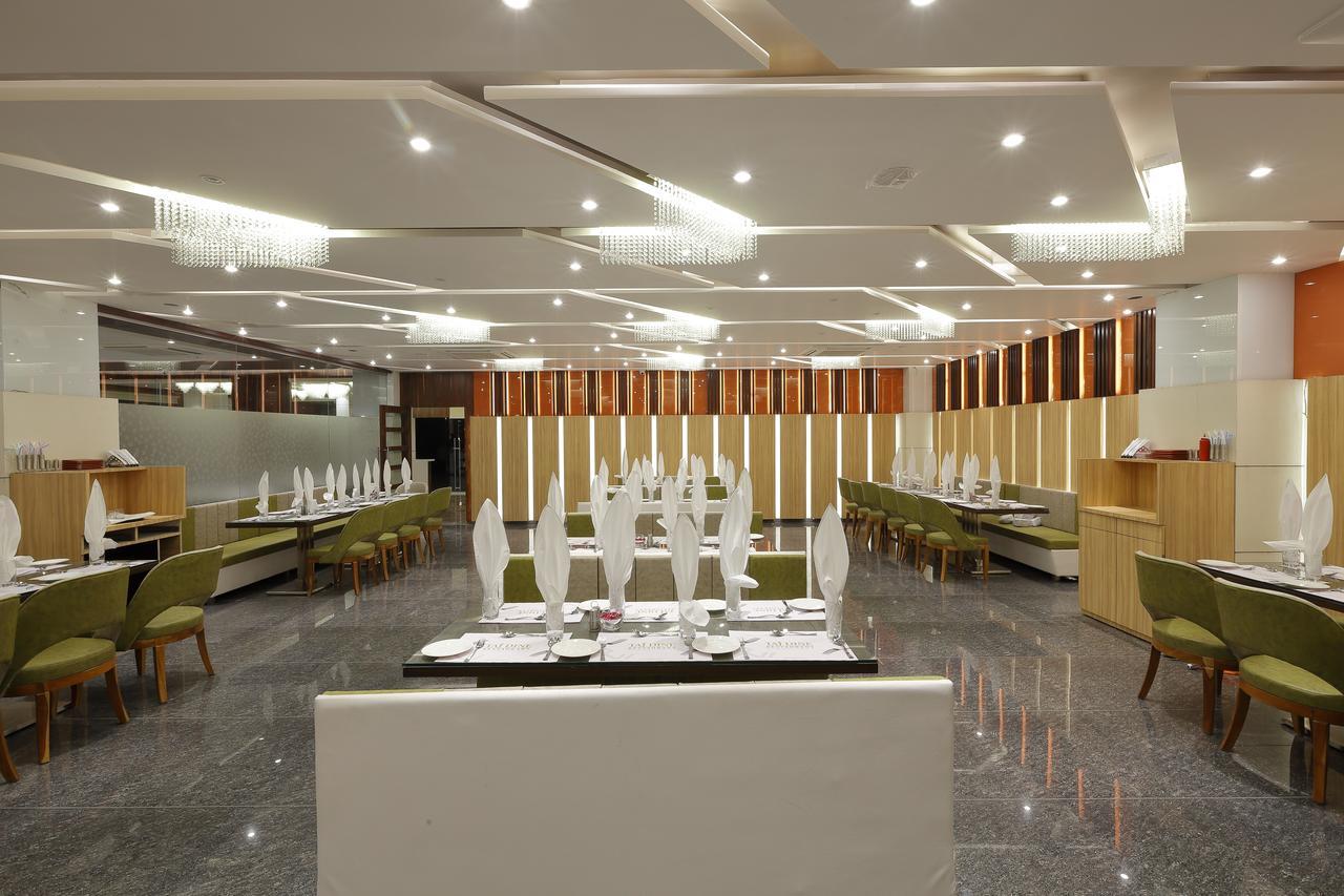 Hotel Luxura Godhra Chambre photo